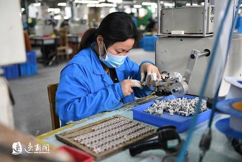 该公司位于泗阳县来安街道,主要从事电子元器件的生产和销售,带动80多